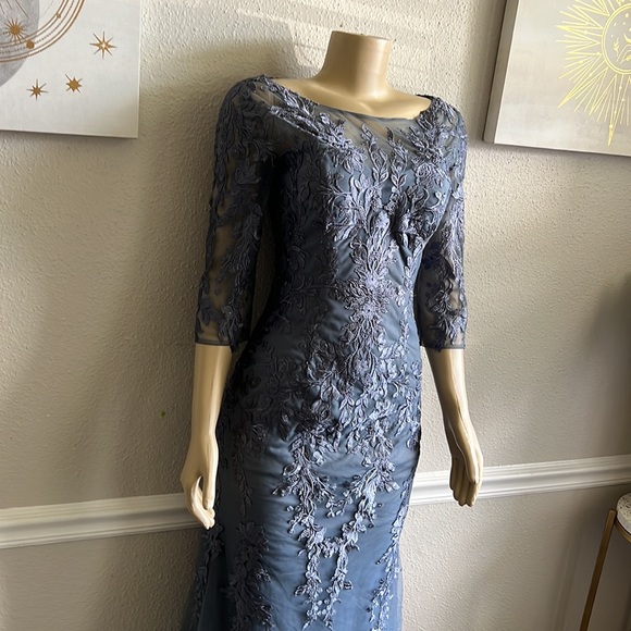 La Femme Lace 3/4-Sleeve Column Gown Size 4 - Picture 4 of 12